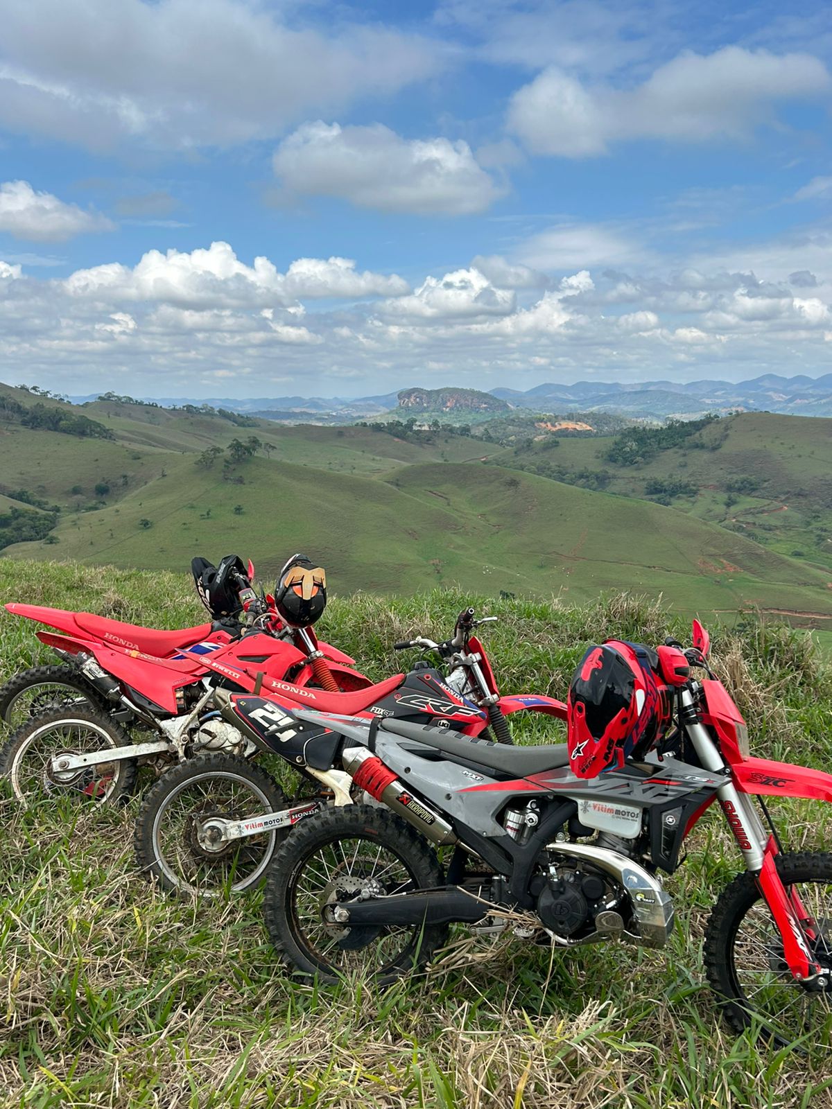 Motos com Pedra ao fundo