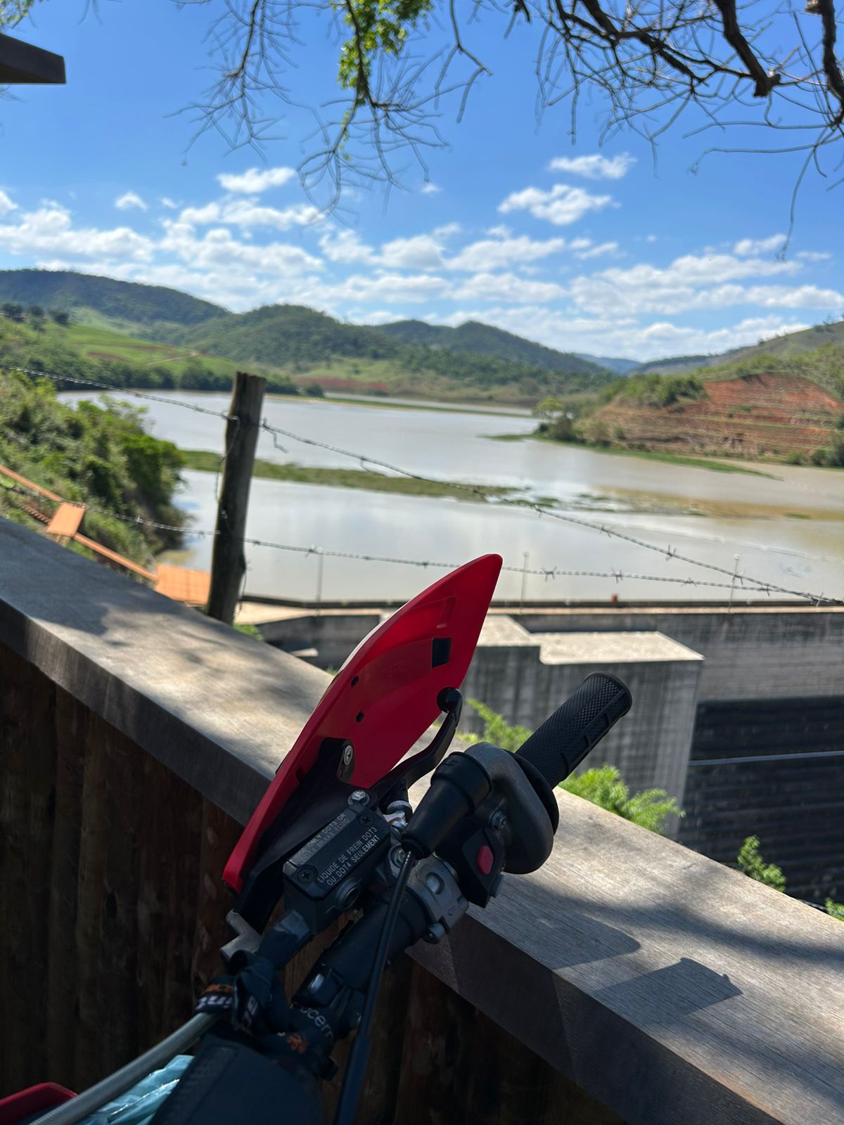 Moto com lago ao fundo